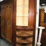 Антикварный угловой шкаф с разомкнутым фронтоном 1760-х гг.