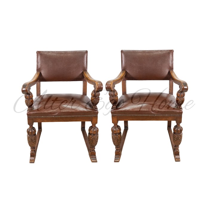 Антикварные кресла из дуба с кожаной обивкой 1930-х гг.