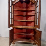 Антикварный угловой шкаф с фигурным навершием