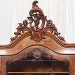 Антикварная витрина с фигурным навершием 1850-х гг.
