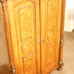 Антикварный ореховый шкаф с открытым ярусом 1870-х гг. 