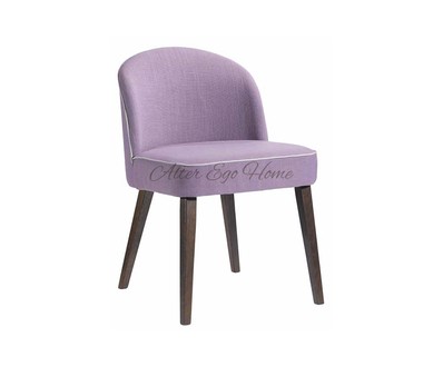 Розово-сиреневый стул с тканевой обивкой