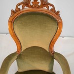 Антикварное кресло с резным навершием