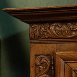 Антикварный двухъярусный шкаф с резьбой растительного характера 1800-х гг. 