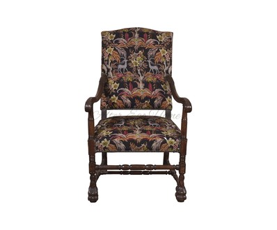 Стариное кресло в обивке, украшенной персидскими мотивами