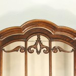 Антикварная витрина на изящных ножках-кабриоль 1890-х гг. 