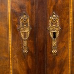 Антикварный угловой шкаф с отделкой из пламенеющей  махагони 1760-х гг.