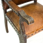 Антикварное кресло на скульптурных ножках