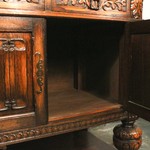 Антикварный сервант с резным убранством 1920-х гг. 