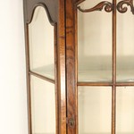 Антикварная витрина на изящных ножках-кабриоль 1890-х гг. 