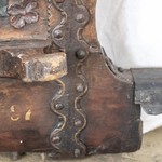 Антикварная настенная  вешалка из каштана с резным львом  и полихромным окрашиванием 1860-х гг. 