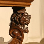 Антикварный столик с резными маскаронами 1900-х гг. 