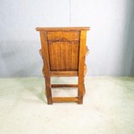 Антикварное кресло с орнаментальной резьбой 1860-х гг.