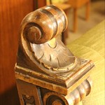 Антикварный диван с резными локотками 1850-х гг. 