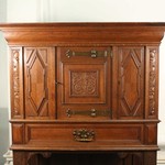 Антикварный поставец с витыми ножками 1890-х гг. 