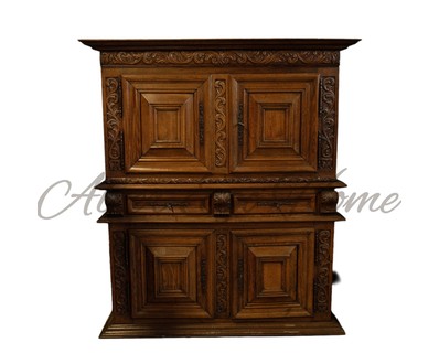 Антикварный двухъярусный шкаф с резьбой растительного характера 1800-х гг. 