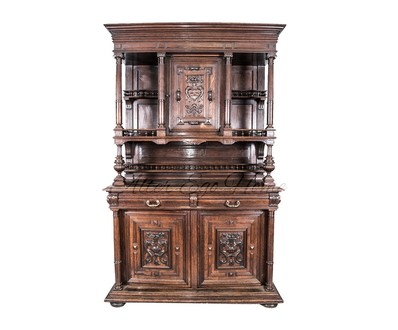 Старинный французский буфет с резным орнаментом