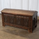 Антикварный сундук с резными филенками 1730-х гг. 