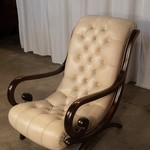 Антикварное кожаное кресло капитоне 1960-х гг. 