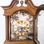 Винтажные напольные часы с полихромным живописным пейзажем на циферблате