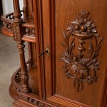 Антикварный сервант светлого дуба с ярусным навершием 1870-х гг. 