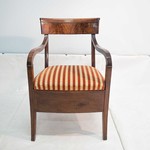 Антикварное кресло красного дерева с полосатой обивкой 1810-х гг.