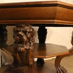 Антикварный столик с резными маскаронами 1900-х гг. 