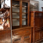 Антикварный книжный шкаф с разомкнутым фронтоном 1880-х гг. 