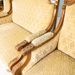Антикварный диван с мягкой обивкой