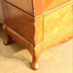 Антикварный платяной шкаф в стиле неорококо с резным навершием 1860-х гг.