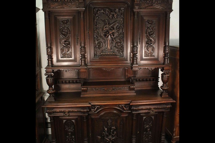 Антикварный буфет с резным убранством 1860-х гг. 