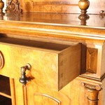 Антикварный ореховый шкаф с открытым ярусом 1870-х гг. 