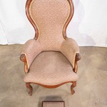 антикварное кресло с розовой обивкой