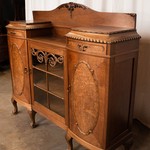 Антикварный сервант светлого ореха с раскрепованным фасадом 1880-х гг. 