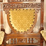 Антикварное кресло с резной спинкой 1900-х гг. 