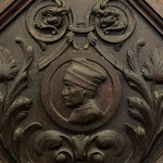 Антикварный шкаф с соломоновыми колоннами 1900-х гг. 