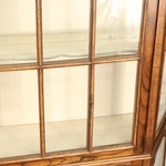 Антикварная витрина на изящных ножках-кабриоль 1890-х гг. 