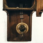 Немецкие настенные часы с открытым маятником