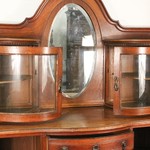 Антикварный буфет с застекленными объемами 1910-х гг. 