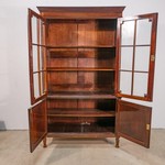Антикварный книжный шкаф с резными розетками