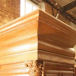 Антикварный платяной шкаф в стиле неоренессанс с колоннами 1830-х гг.