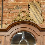 Антикварный буфет с фигурной расстекловкой и декоративными венками 1870-х гг. 
