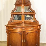 Антикварный угловой шкаф с фигурной верхней частью 1880-х гг. 