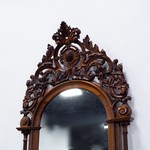Антикварное зеркало в раме красного дерева с ажурным навершием 1860-х гг.