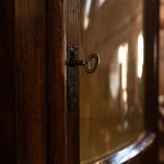 Антикварный угловой шкаф 1850-х гг. 