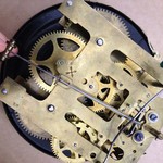 Старинные немецкие часы в корпусе из дуба