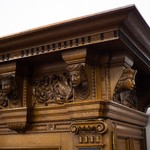 Дубовый шкаф в неоренессансном стиле с мужскими маскаронами 1850-х гг.