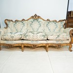 Старинный диван из ореха с резьбой 1950-х гг.