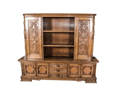 Антикварный книжный шкаф с резными фасадами