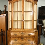 Антикварная горка фактурного ореха 1870-х гг. 